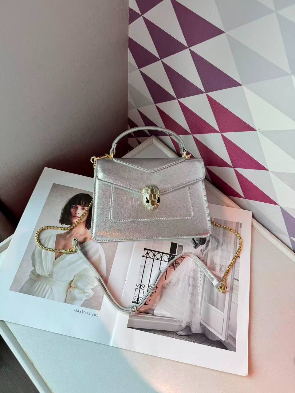 BVLGARI
Best quality with box
120 dhs🇦🇪🇦🇪
Size  22CM

Zain175
♥️♥️♥️