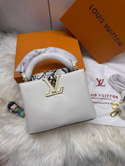 🌹 LV Capitalcines
1️⃣ First Quality +🎁
Size : 21 * 15 cm
110 dhs✅
 with box🎁

Zain115
♥️♥️♥️