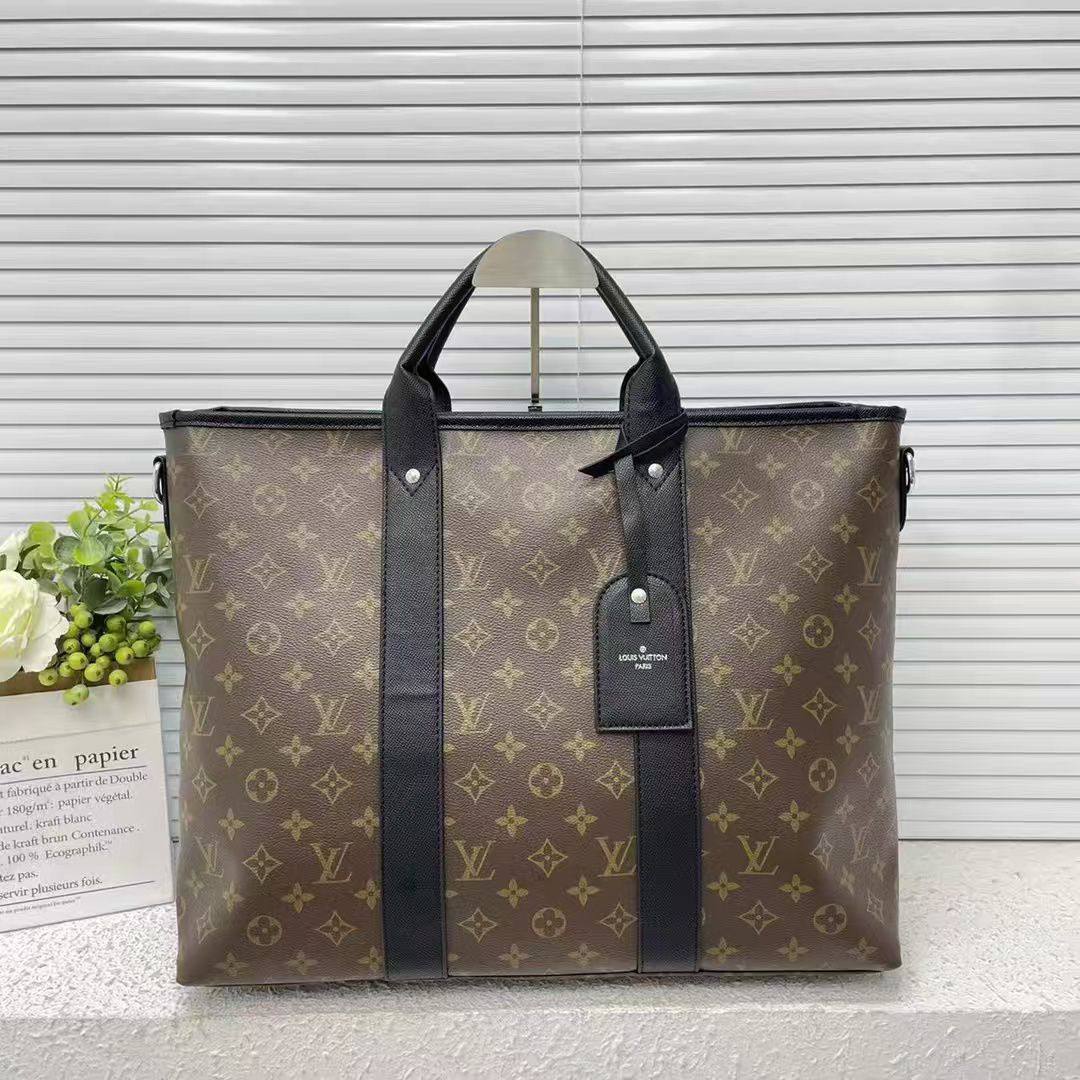 LV

size  47×34×16cm     
Briefcase computer bag 

110 dhs🇦🇪🇦🇪
Zain04
♥️♥️♥️