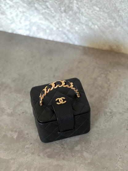 Chanel
𝐕𝐀𝐍𝐈𝐓𝐘 𝐕𝐈𝐍𝐓𝐀𝐆𝐄 𝐓𝐎𝐈𝐋𝐄𝐓𝐑𝐘 𝐁𝐀𝐆 𝐒𝐔𝐏𝐄𝐑 𝐌𝐀𝐒𝐓𝐄𝐑 𝐐𝐔𝐀𝐋𝐈𝐓𝐘🥱🖤
For Price 👇 WhatsApp✅
0568585901 
0507557372
0552275751 Owner Zain 👌

ETAG4
♥️♥️♥️