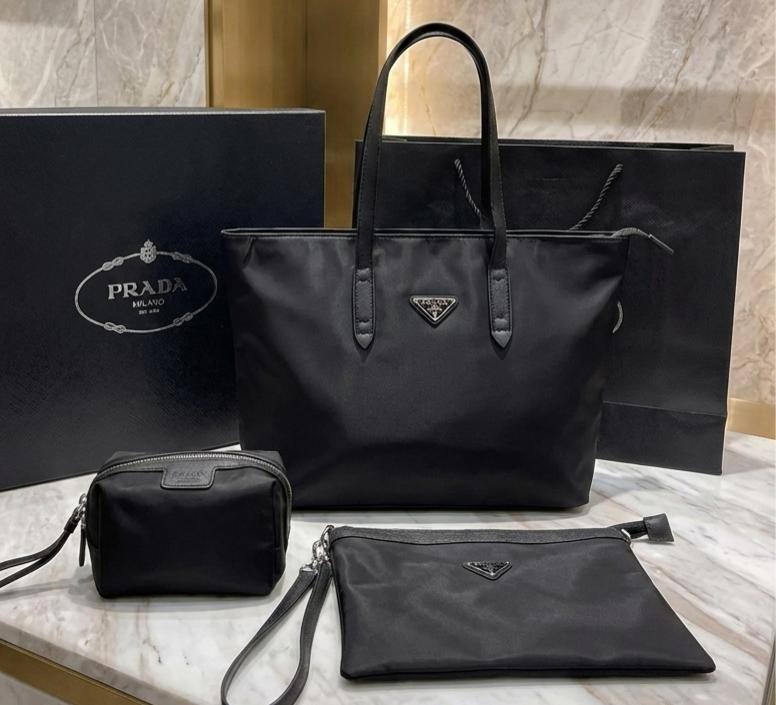 *Gucci*
*Mk*
*COACH*
*FENDI*
*PRADA*
*3in1*  

130 dhs💓
size40cm* *ClassA
 
Zain175
♥️♥️♥️