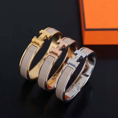 GOLD 
ROSE GOLD
SILVER
BANGLE HERMES 
MASTER✨💫
60 dhs✅✅
 EACH WITH BOX AND PAPER BAG🎁🛍️

Zain89
♥️♥️♥️