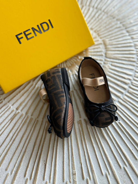 Fendi
 Super master quality 😍
Size:21To 35
250 dhs🪙🌨️

Zain261
♥️♥️♥️