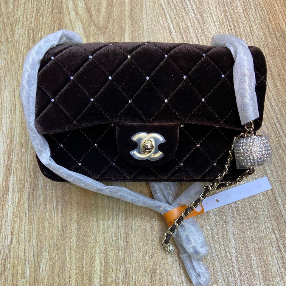 Chanel Velvet Flap Bag
Master quality
20cm 

with box
🎁🎁🎁

240 dhs🗽

Zain95
