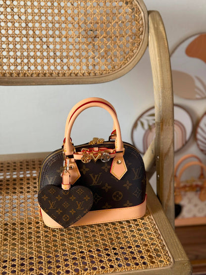 New Collection✨✨✨
LV
20cm
350 dhs✅
*MASTER QUALITY*
With box🎁

Zain167
♥️♥️♥️
