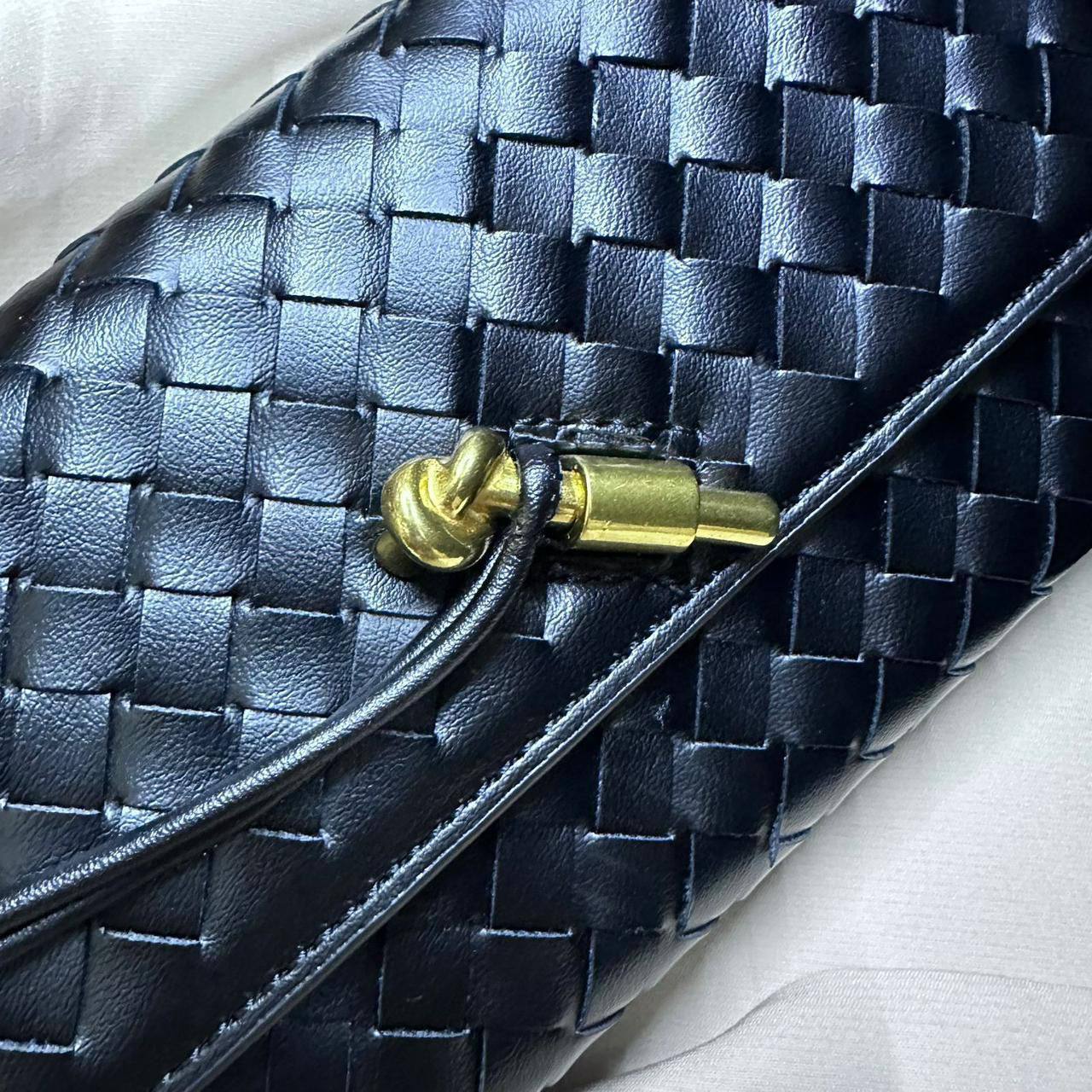 BOTTEGA 

NEW CAME GOOD QUALITY 

WITH BOX 
🎁🎁🎁

100 dhs🇦🇪

Zain39
♥️♥️♥️