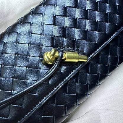 BOTTEGA 

NEW CAME GOOD QUALITY 

WITH BOX 
🎁🎁🎁

100 dhs🇦🇪

Zain39
♥️♥️♥️