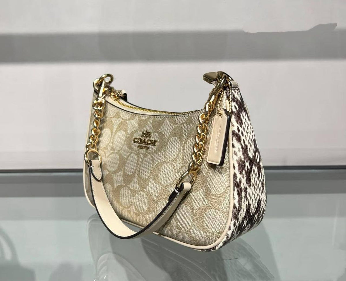 🍒 Coach / Gucci 

1️⃣ First quality +🎁

Size : 24 * 15 * 7 cm

85 dhs🇦🇪🇦🇪

 with box 🎁

Zain115
♥️♥️♥️