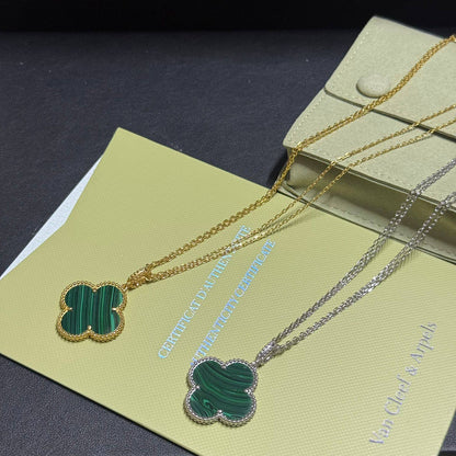 VCA
Necklace 
*Master*🍃💕
With normal box 🎁
55 dhs❣️

Zain263
♥️♥️♥️