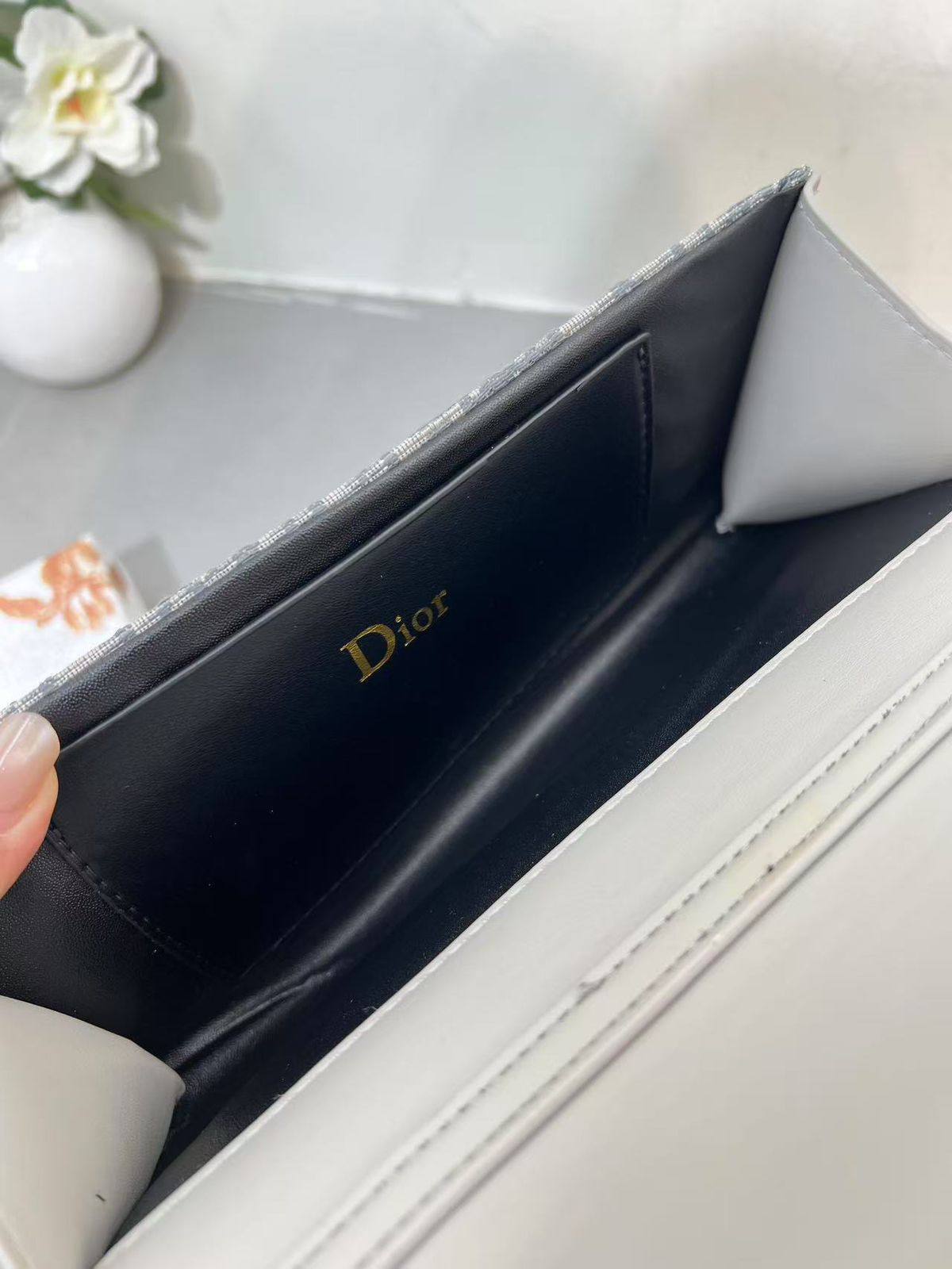 CHRISTIAN DIOR
ᴍᴏɴᴛᴀɪɢɴᴇ ʙᴀɢ
ᴄᴀɴᴠᴀs & ʟᴇᴀᴛʜᴇʀ ᴍᴀᴛᴇʀɪᴀʟ
ᴡɪᴛʜ ᴄʜᴀɪɴ
sɪᴢᴇ : 24 cm
ᴡɪᴛʜ BOX
🎁🎁🎁

65 dhs💚

Zain31
♥️♥️♥️