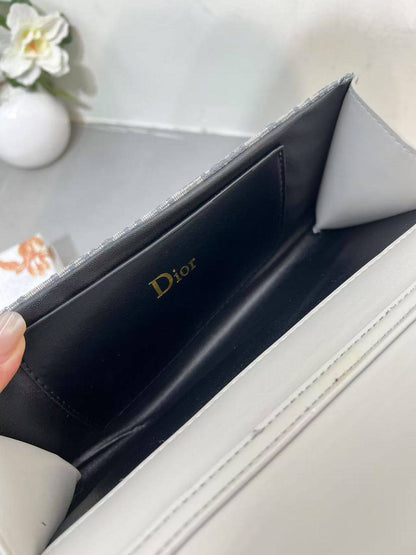 CHRISTIAN DIOR
ᴍᴏɴᴛᴀɪɢɴᴇ ʙᴀɢ
ᴄᴀɴᴠᴀs & ʟᴇᴀᴛʜᴇʀ ᴍᴀᴛᴇʀɪᴀʟ
ᴡɪᴛʜ ᴄʜᴀɪɴ
sɪᴢᴇ : 24 cm
ᴡɪᴛʜ BOX
🎁🎁🎁

65 dhs💚

Zain31
♥️♥️♥️