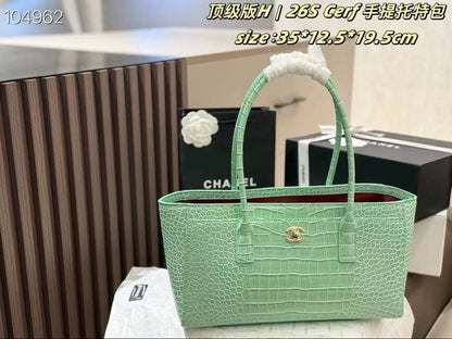 Chanel
Copy one 
with box 
280 dhs🇦🇪🇦🇪

Zain137
♥️♥️♥️
