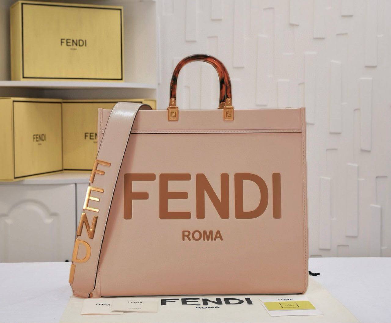 FENDI 
HIGH QUALITY 
130 dhs💓

Zain295
♥️♥️♥️