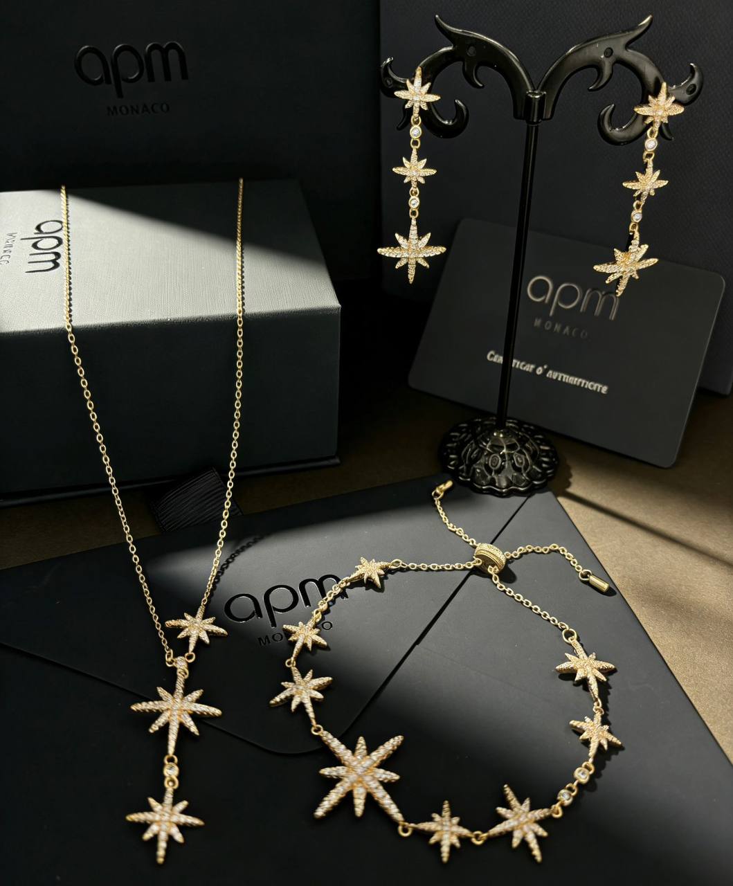 APM SET 
MASTER 💫✨
NECKLACE 
BRACELET 
EARRINGS
WITH GOOD BOX AND PAPER BAG🛍️🎁
170 DHS🇦🇪🇦🇪

Zain89
♥️♥️♥️