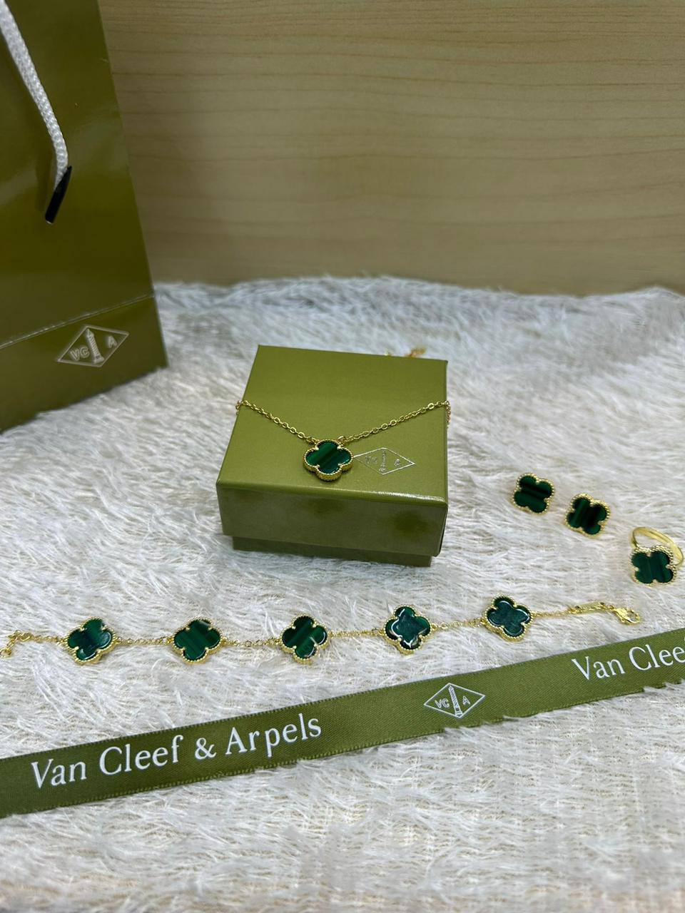 VCA SET ❤️‍🔥*
Necklace 🌸
Earring ✨
Bracelet 🍁
Ring 💍 free size ❣️
Stainless Steel 💯
Non tarnish 💯
With normal boxes 📦 
45 dhs🪙🌨️
With master box 🗃️ 
80 dhs🪙🌨️

Zain216
♥️♥️♥️