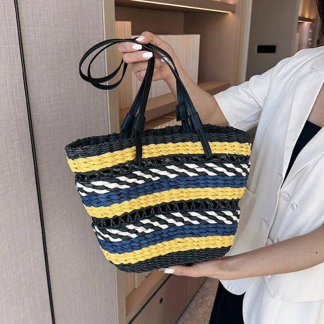 LOEWE BEACH BAG 
GOOD QUALITY 
75 dhs💓

Zain17
♥️♥️♥️