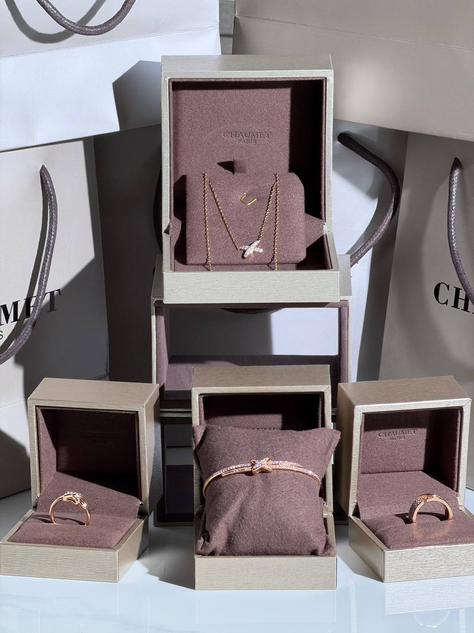 Chaumet
Fine Set
 Latest Collection  😍
<Bangles
<Rings 
Color:- Gold ,Rose Gold & Silver
Quality: Super Master
For Price 👇 WTSP Text Zain 0568585901
0507557372
0544061607

Zain268
♥️♥️♥️