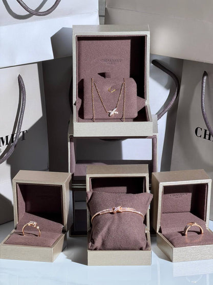 Chaumet
Fine Set
 Latest Collection  😍
<Bangles
<Rings 
Color:- Gold ,Rose Gold & Silver
Quality: Super Master
For Price 👇 WTSP Text Zain 0568585901
0507557372
0544061607

Zain268
♥️♥️♥️