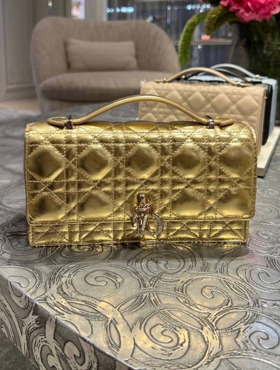 Dior
100 dhs✅
Good-quality 

Zain35
♥️♥️♥️