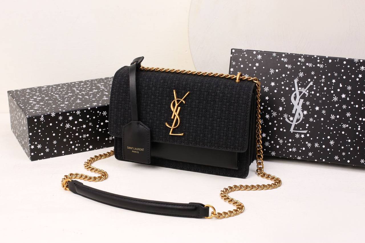 YSL 
GOOD QUALITY 
WITH BOX 
🎁🎁🎁

110 dhs✅

Zain295
♥️♥️♥️
