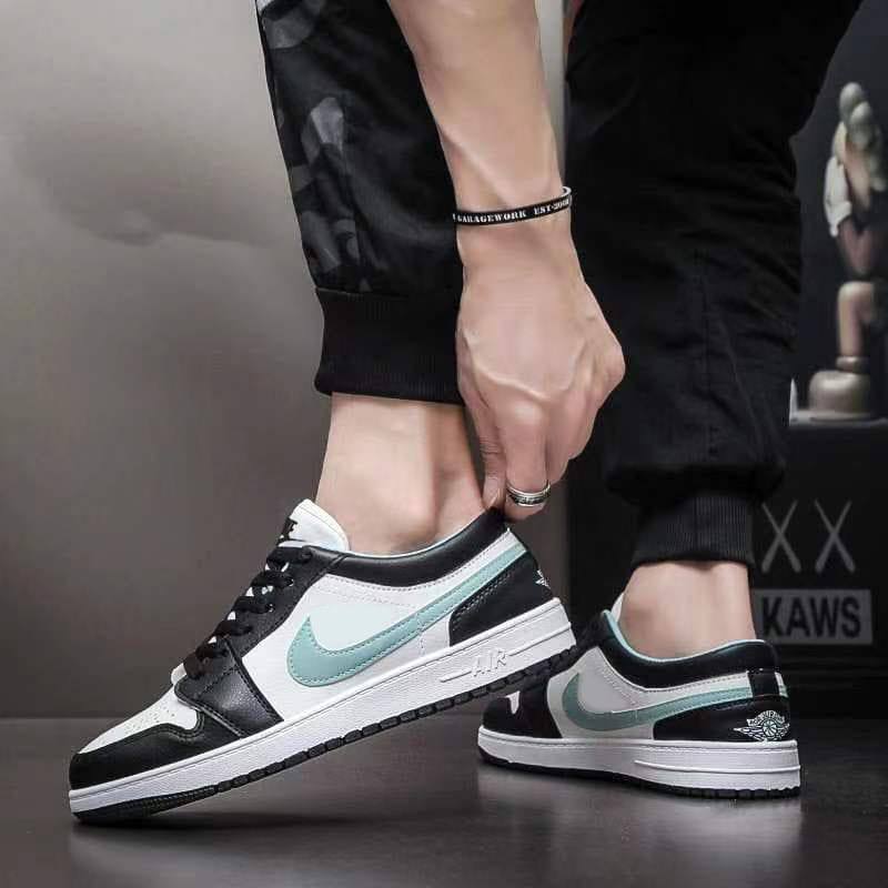 New Stock
broke Sizes
Size 39to45   
50 dhs❤️

Zain163