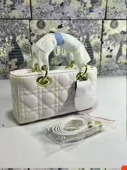 Dior
115 dhs✅

Zain143
♥️♥️♥️