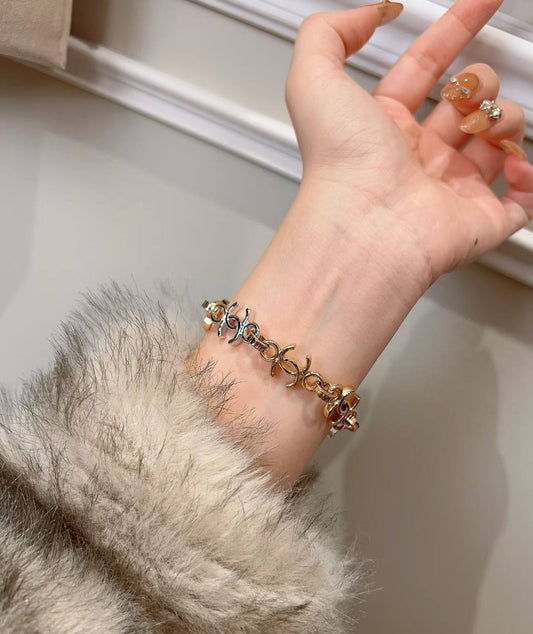 CHANEL ❤️‍🔥*
Necklace 🍁
Bracelet ✨
Earring 🦋
Master quality 💯
With normal boxes 📦 
170 dhs✅
With master box 🗃️ 
220 dhs✅

Zain216
♥️♥️♥️