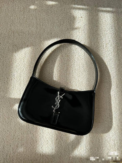 YSL Hobo
Size: 24 * 14 * 6 cm
80 dhs🪙🖤
with box🎁

Zain115
♥️♥️♥️