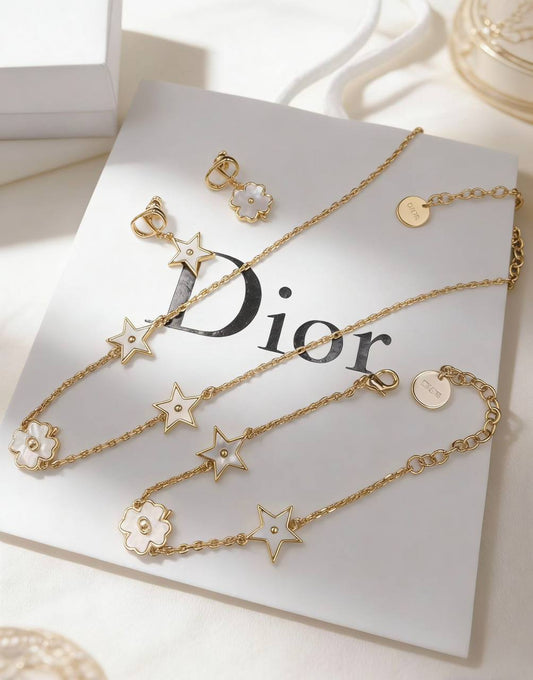 DIOR 💫💫✨✨
MASTER SET💎
NECKLACE
BRACELET
EARRING
WITH GOOD BOX AND PAPER BAG 🎁🛍️
140 DHS✅

Zain89
♥️♥️♥️