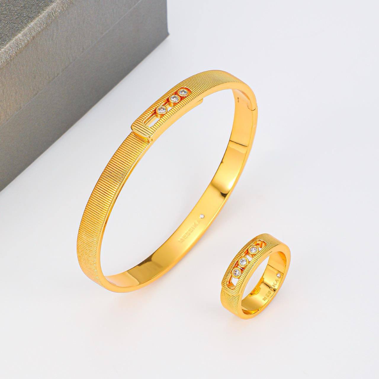 Messika 🦋*
Bangle 🌊
Ring 💍 size available 👇
6,7,8,9
With normal boxes 📦 
100 dhs🪙🌨️
With master box 🗃️ 
140 dhs🪙🌨️

Zain216
♥️♥️♥️