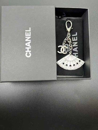 Chanel
65 dhs🪙💕 
Keychain And BAG Charm

Zain89
♥️♥️♥️