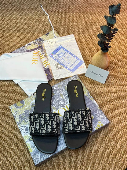 Christian Dior
Size 36 to 41
80 dhs💓

Zain236
♥️♥️♥️
