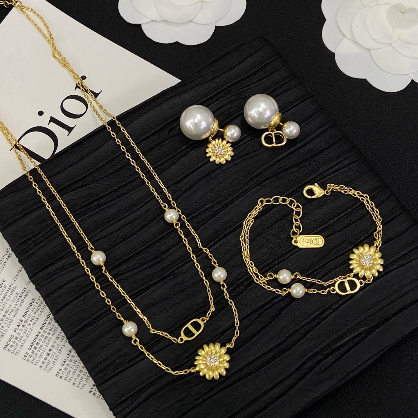 Dior 
Necklace 🦋
Earring✨
Bracelet 💥
Master quality 💯
With normal boxes 📦 
150 dhs🇦🇪🇦🇪

With master box 🗃️ 
170 dhs🇦🇪🇦🇪

Zain216
♥️♥️♥️