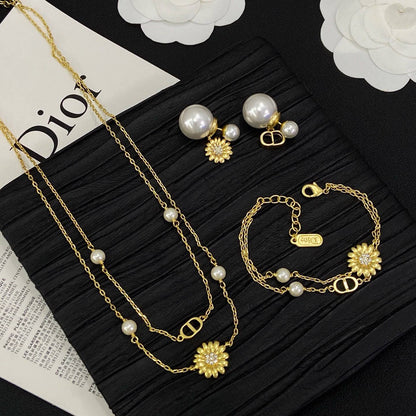 Dior 
Necklace 🦋
Earring✨
Bracelet 💥
Master quality 💯
With normal boxes 📦 
150 dhs🇦🇪🇦🇪

With master box 🗃️ 
170 dhs🇦🇪🇦🇪

Zain216
♥️♥️♥️