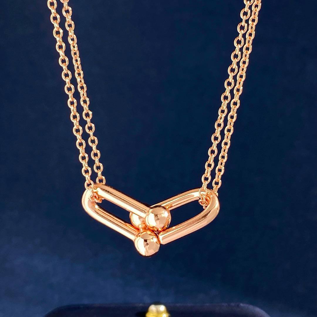 Tiffany ❤️‍🔥*
Necklace 🐦‍🔥
Earring 🦋
Master quality 💯
With normal boxes 📦 
80 dhs🪙🌺
With master box 🗃️ 
110 dhs🪙🪙

Zain216
♥️♥️♥️