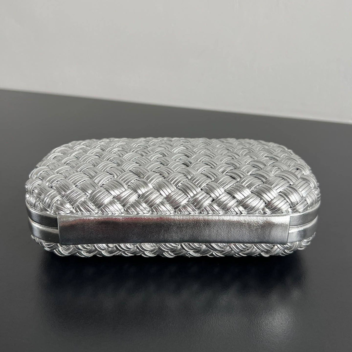 Bottega Veneta
Model:Knot Intrecciato Metal Clutch
Color:Silver / Gold
Material:Woven metal strands
Design:Signature Intrecciato woven pattern
Closure:Top Knot clasp
Size:19cm
Quality:super master🧶

For Price 👇 WhatsApp✅
0568585901 
0507557372
055227575
