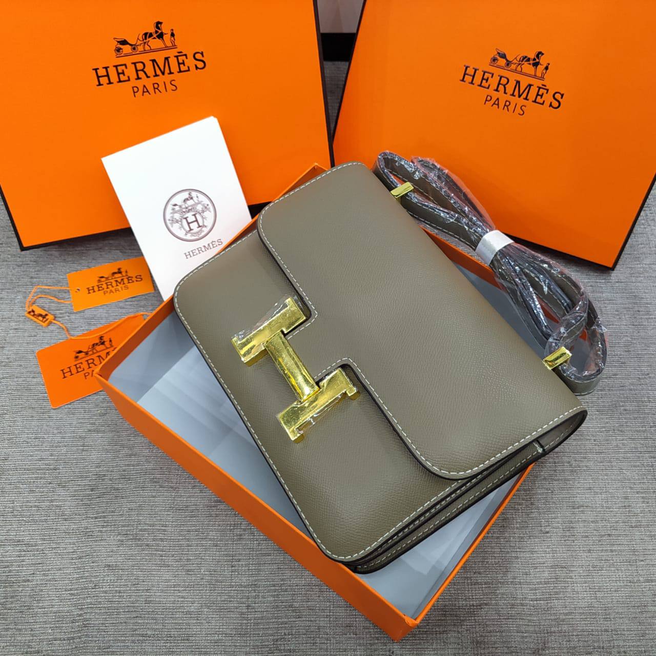 Hermes

110 dhs💓

with box
🎁🎁🎁

Zain235
♥️♥️♥️