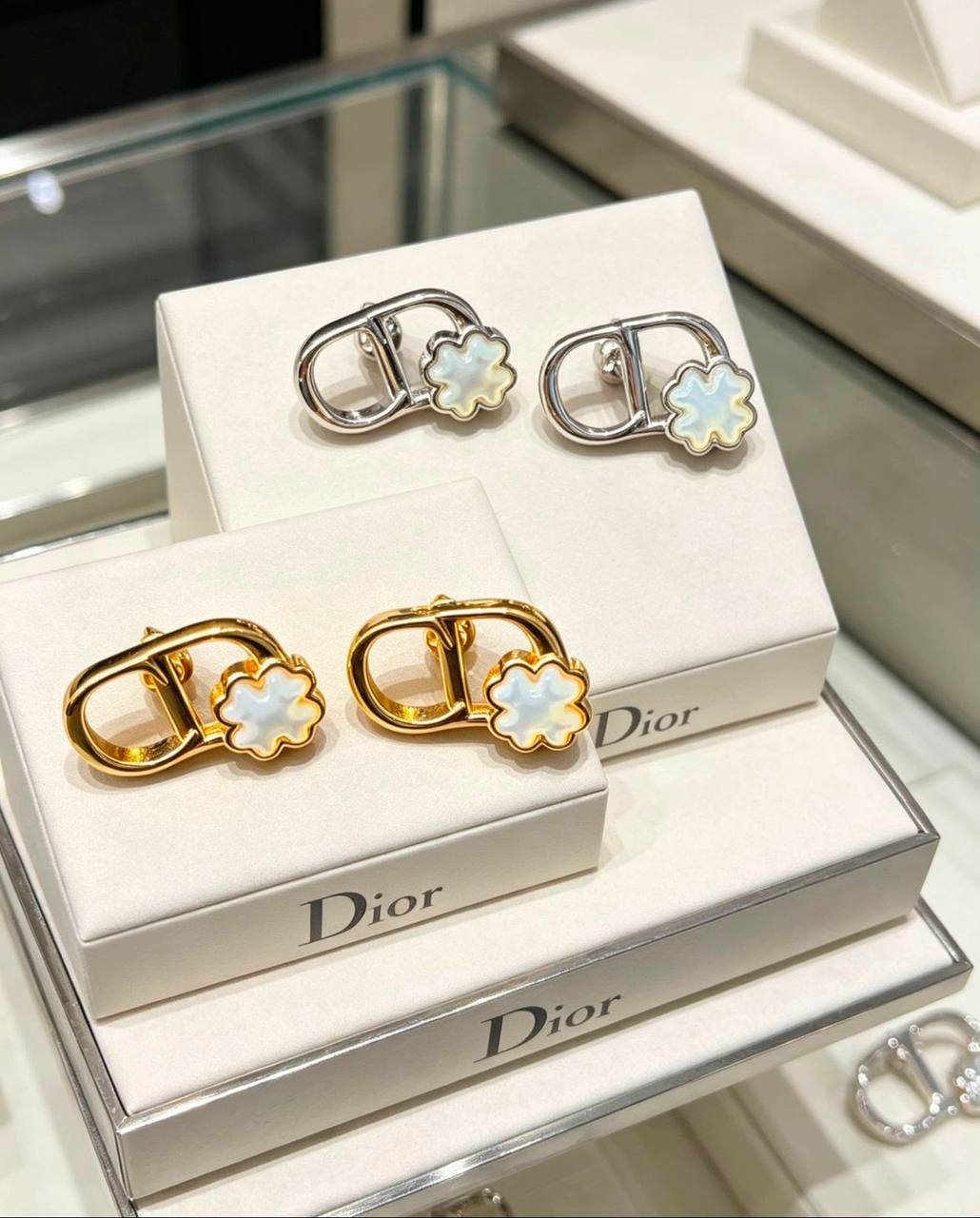 Dior 
Necklace ✨
Earring 🦋
Bracelet 💥
Master quality 💯
With normal boxes 🗃️ 
115 dhs 

With master box 📦 
135 dhs 

Zain216
♥️♥️♥️