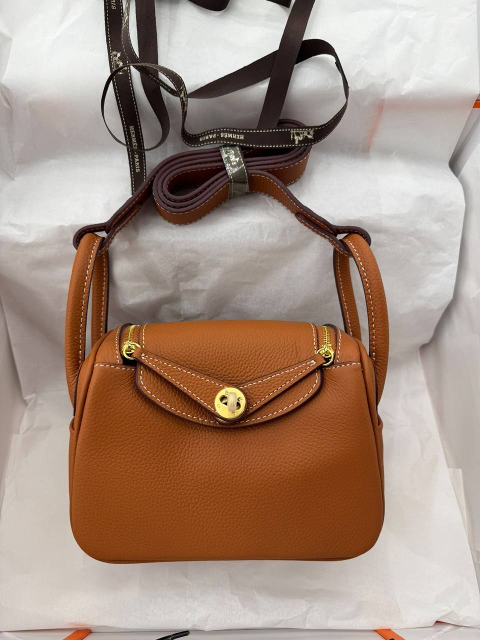 Hermes Lindy 

19Cm 
With Box
300 dhs🇦🇪🇦🇪

Zain131
♥️♥️♥️