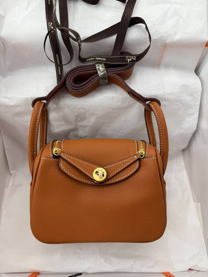 Hermes Lindy 

19Cm 
With Box
300 dhs🇦🇪🇦🇪

Zain131
♥️♥️♥️