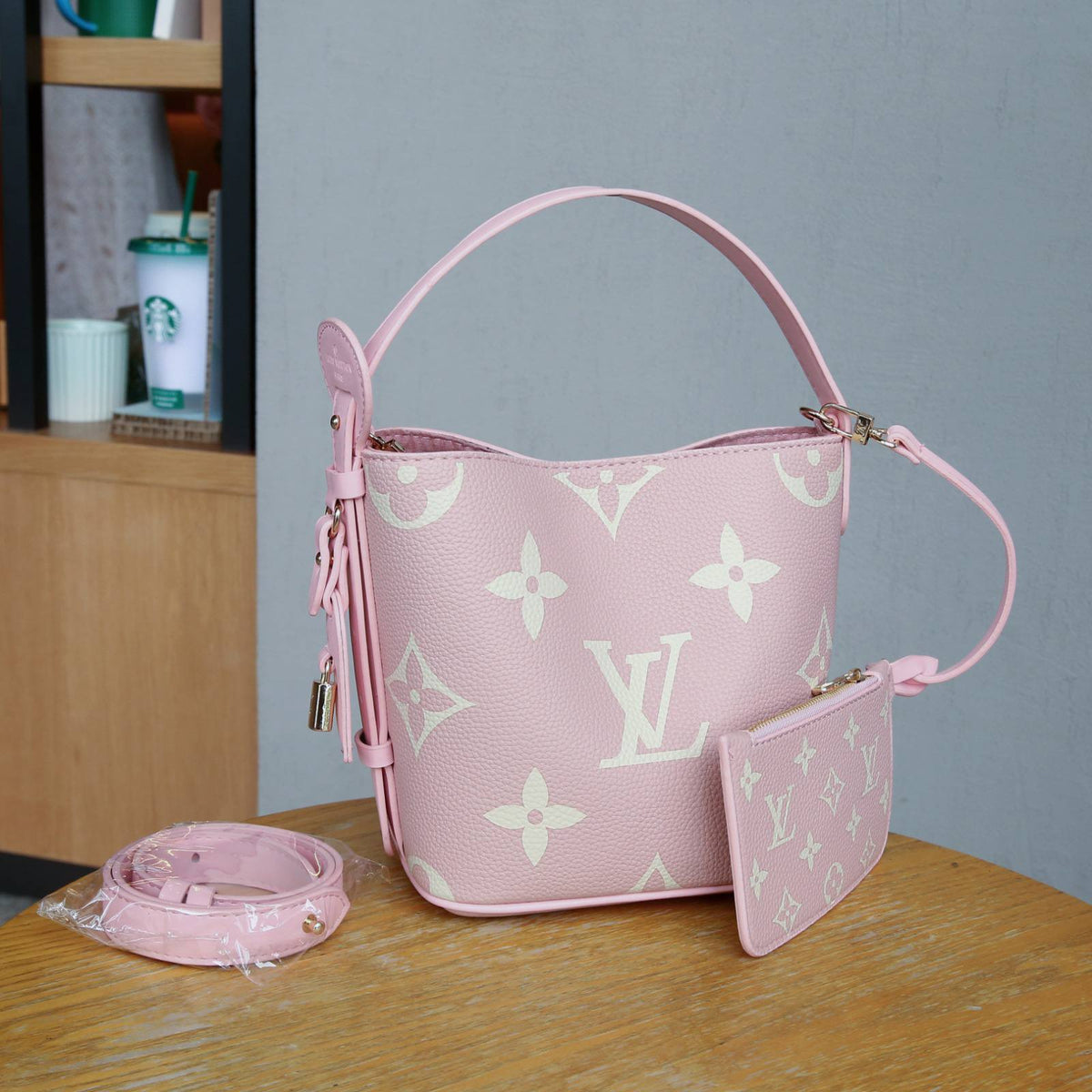 LV

Best quality 
with box
105 dhs🇦🇪🇦🇪

size 18CM

Zain290
♥️♥️♥️