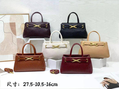Bottega
95 dhs🪙🌨️
size 27×10×16cm

Zain41
♥️♥️♥️