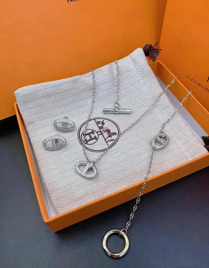 HERMES 
SET ✨💫
NECKLACE 
BRACELET 
EARRINGS
150 DHS🇦🇪🇦🇪
WITH BOX AND PAPER BAG🛍️🎁

Zain89
♥️♥️♥️