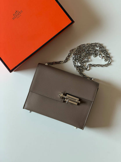 Hermes

18cm💕
master quality😍
with box❤️
430 dhs🇦🇪🇦🇪

Zain52
♥️♥️♥️