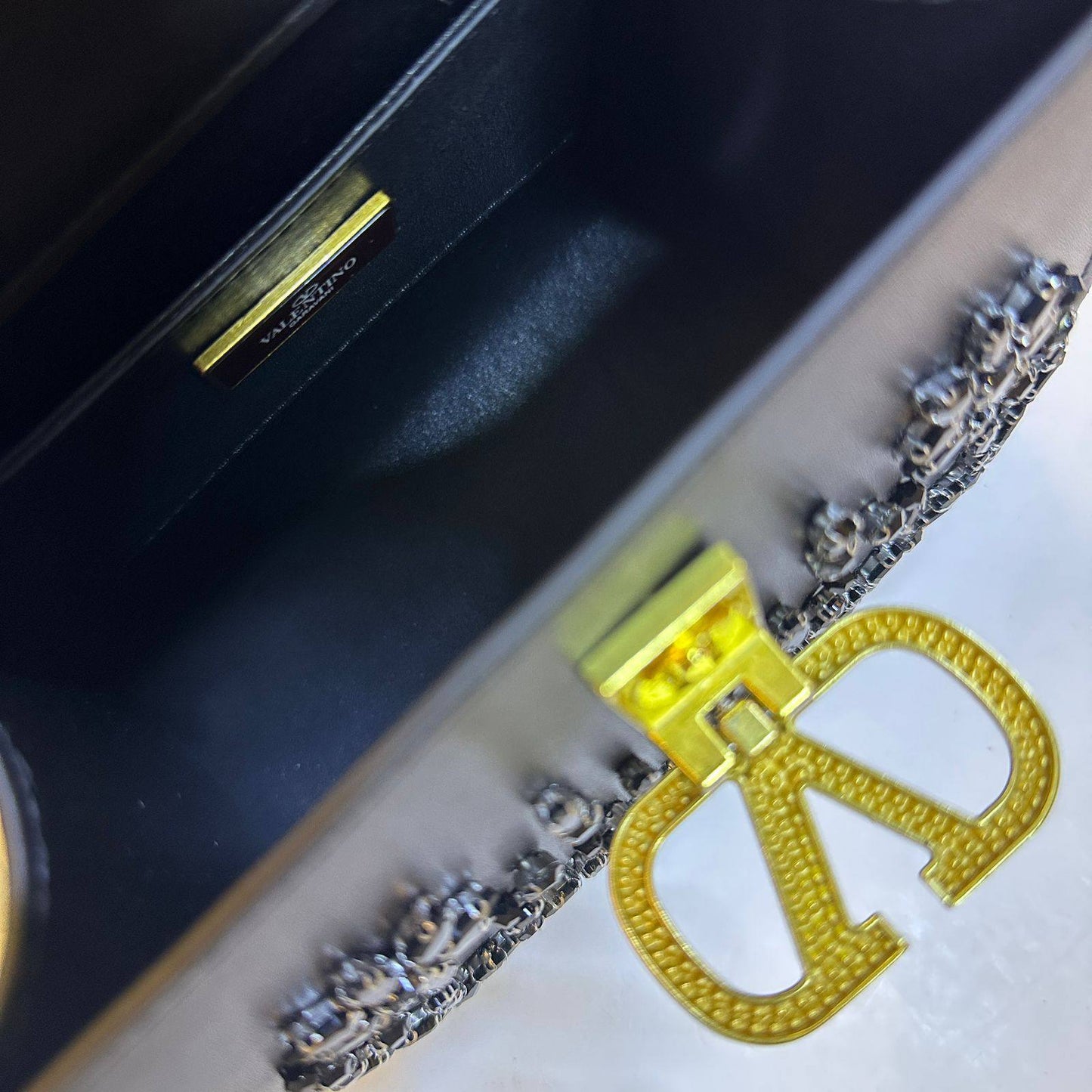 VALENTINO
 COPY ONE NEW CAME 

WITH BOX 
🎁🎁🎁

260 dhs❣️

Zain39
♥️♥️♥️