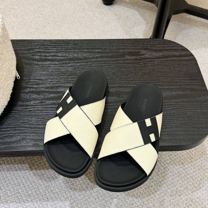 Mens 
Hermes Slipper
Size:40 to 45
100 dhs🇦🇪

Zain241
♥️♥️♥️