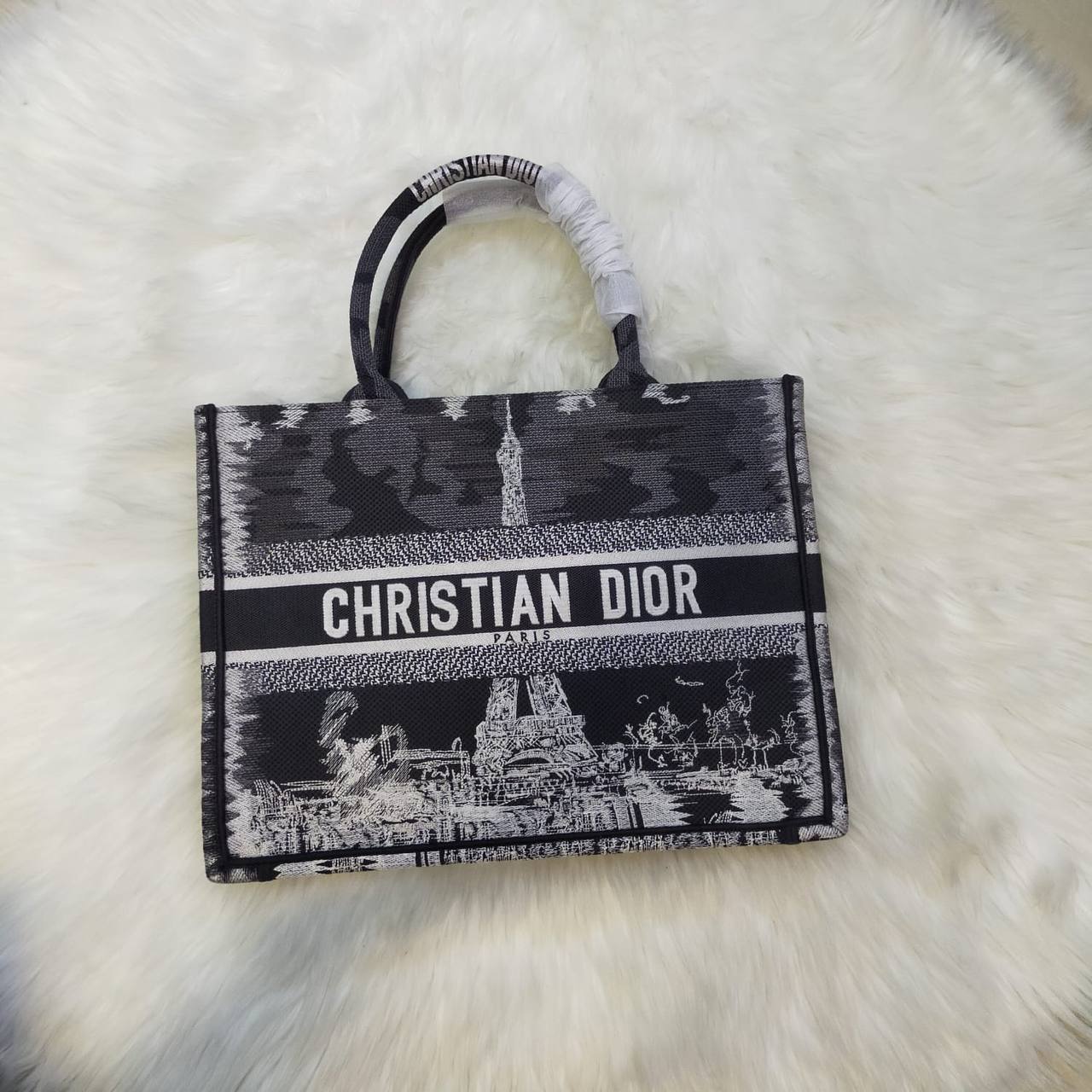 Dior
High quality
135 dhs✅
Size 35cm

Zain235
♥️♥️♥️