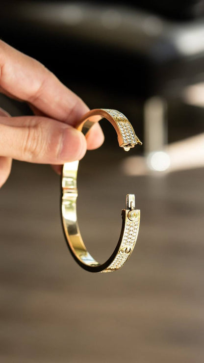 Cartier ❤️‍🔥*
Bangle ✨
Medium size 
Master quality 💯
With normal boxes 🗃️ 
100 dhs✅
With master box 📦 
140 dhs✅

Zain216
♥️♥️♥️
