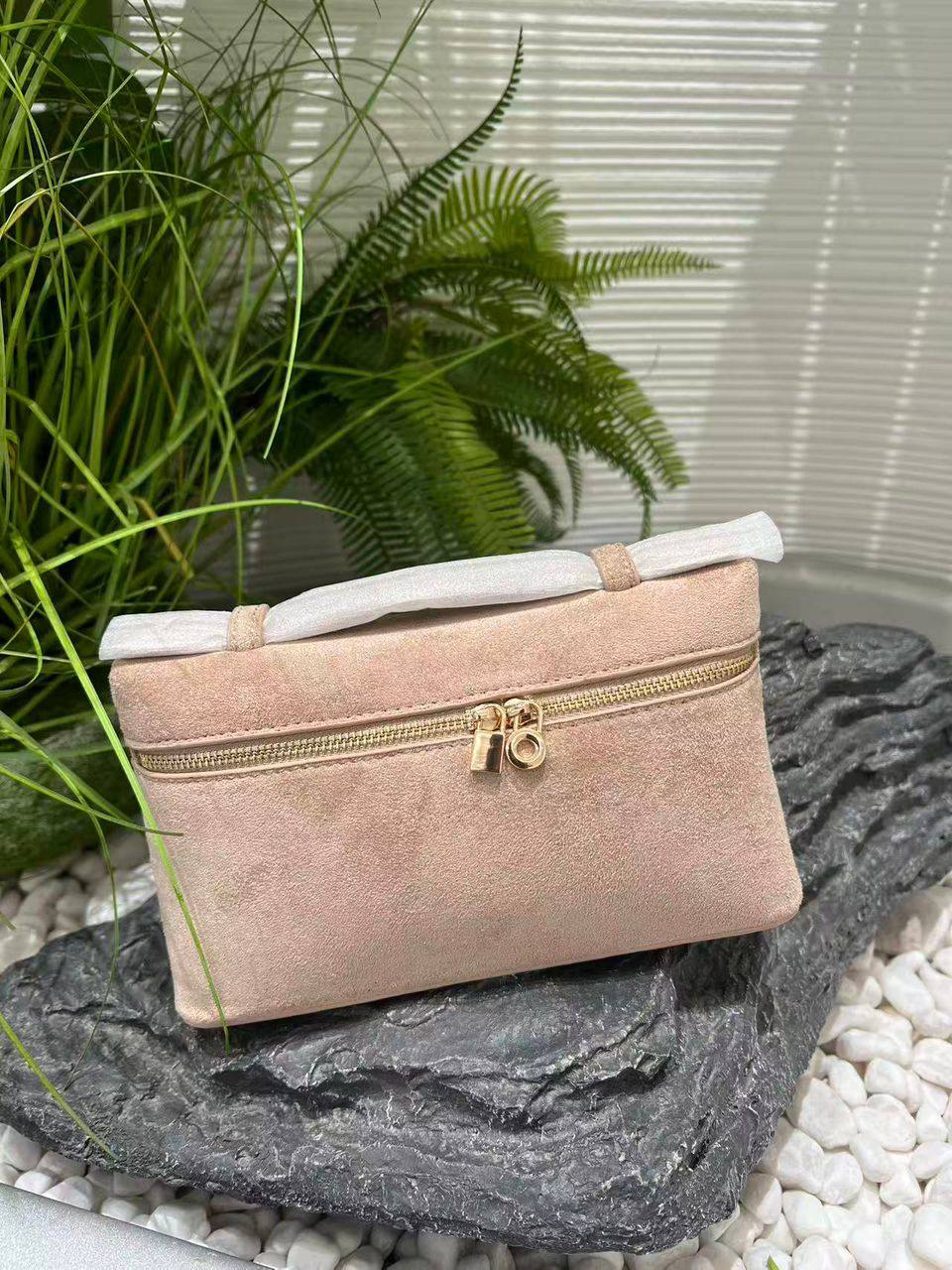 Loro Piana
85 dhs🪙🌨️
size：19cm
Good quality 

with box
🎁🎁🎁

Zain35
♥️♥️♥️