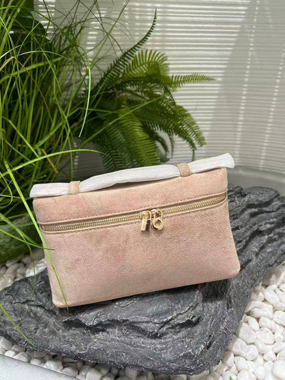 Loro Piana
85 dhs🪙🌨️
size：19cm
Good quality 

with box
🎁🎁🎁

Zain35
♥️♥️♥️